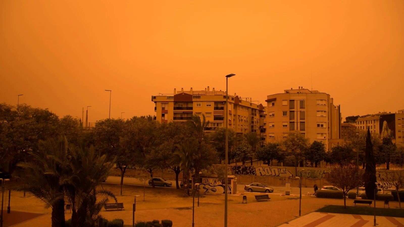 ¿Por qué está el cielo naranja?