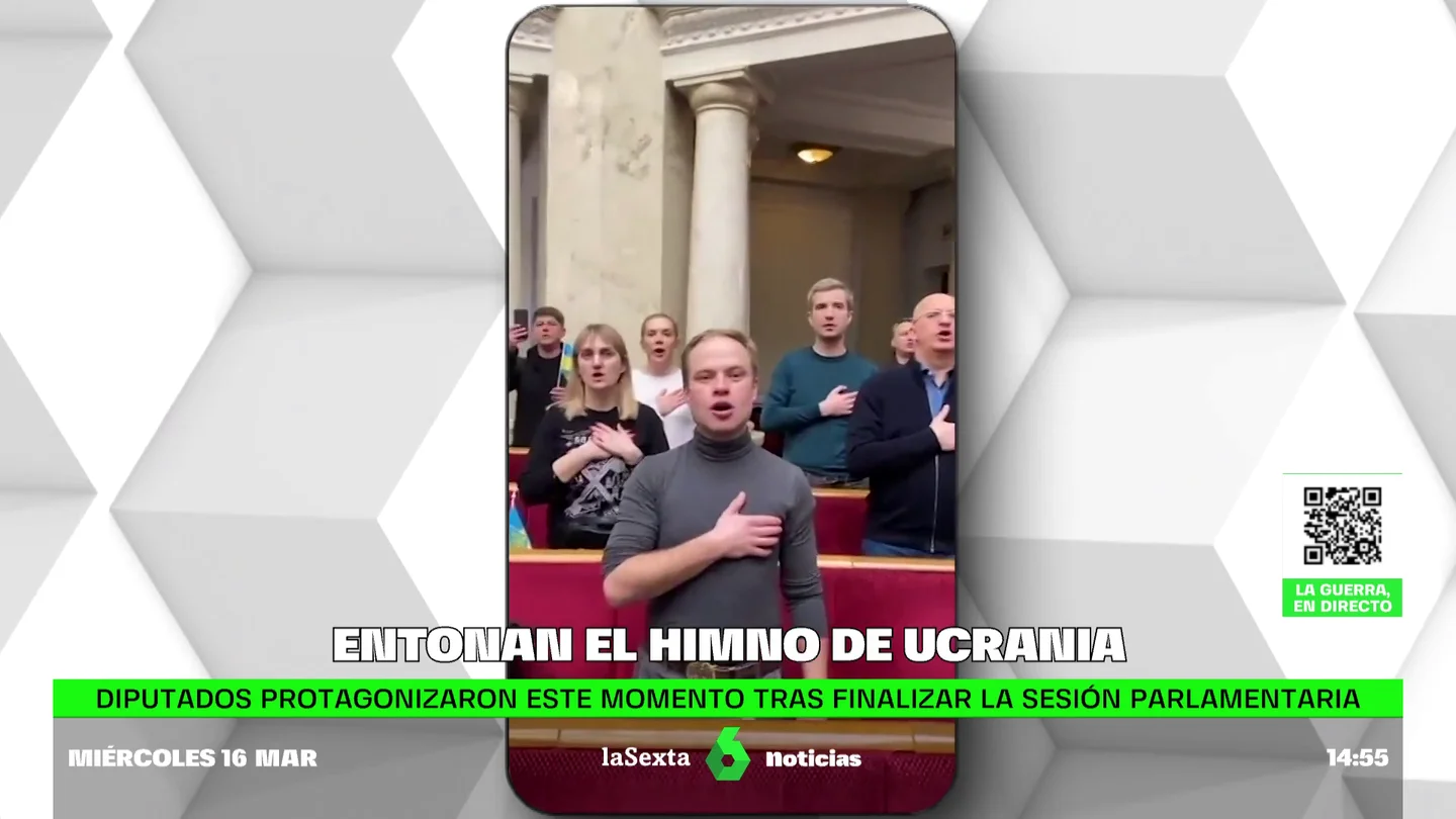 Los diputados ucranianos protagonizaron este conmovedor momento tras finalizar la sesión parlamentaria Símbolo de resistencia