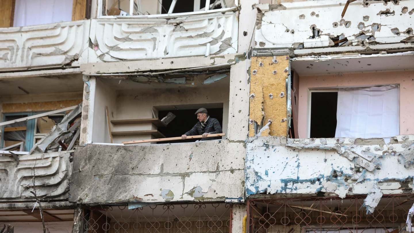 Un hombre limpia los escombros de un edificio dañado por los bombardeos en Kiev, Ucrania, el 15 de marzo de 2022 Un hombre limpia los escombros de un edificio dañado por los bombardeos en Kiev, Ucrania, el 15 de marzo de 2022