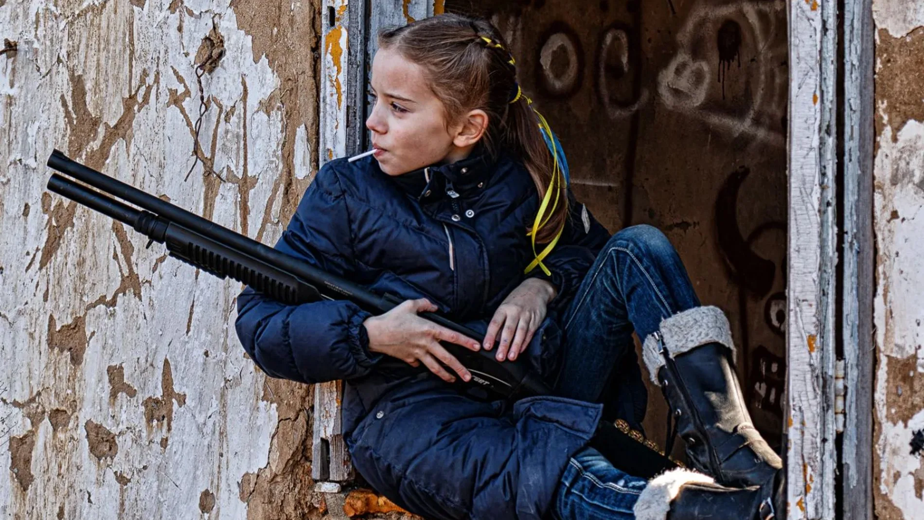 La historia real tras la icónica imagen de la niña con piruleta y fusil de la guerra de Ucrania