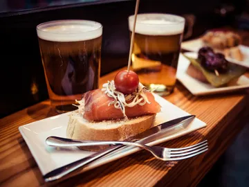 Foto de unas tapas y unas cañas Foto de unas tapas y unas cañas