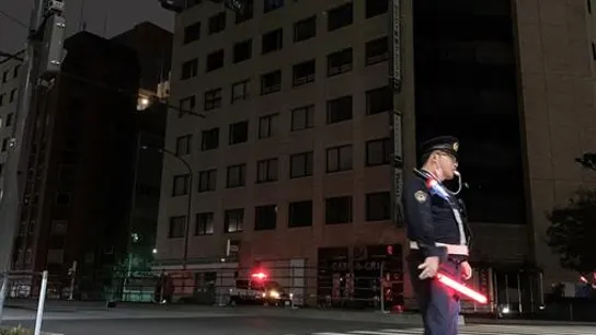 Un policía en Tokio durante los problemas de suministro eléctrico por el terremoto Un policía en Tokio durante los problemas de suministro eléctrico por el terremoto
