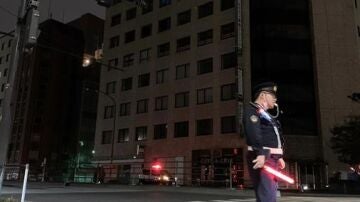 Un policía en Tokio durante los problemas de suministro eléctrico por el terremoto