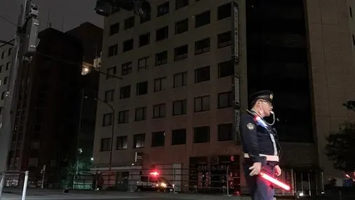 Un policía en Tokio durante los problemas de suministro eléctrico por el terremoto