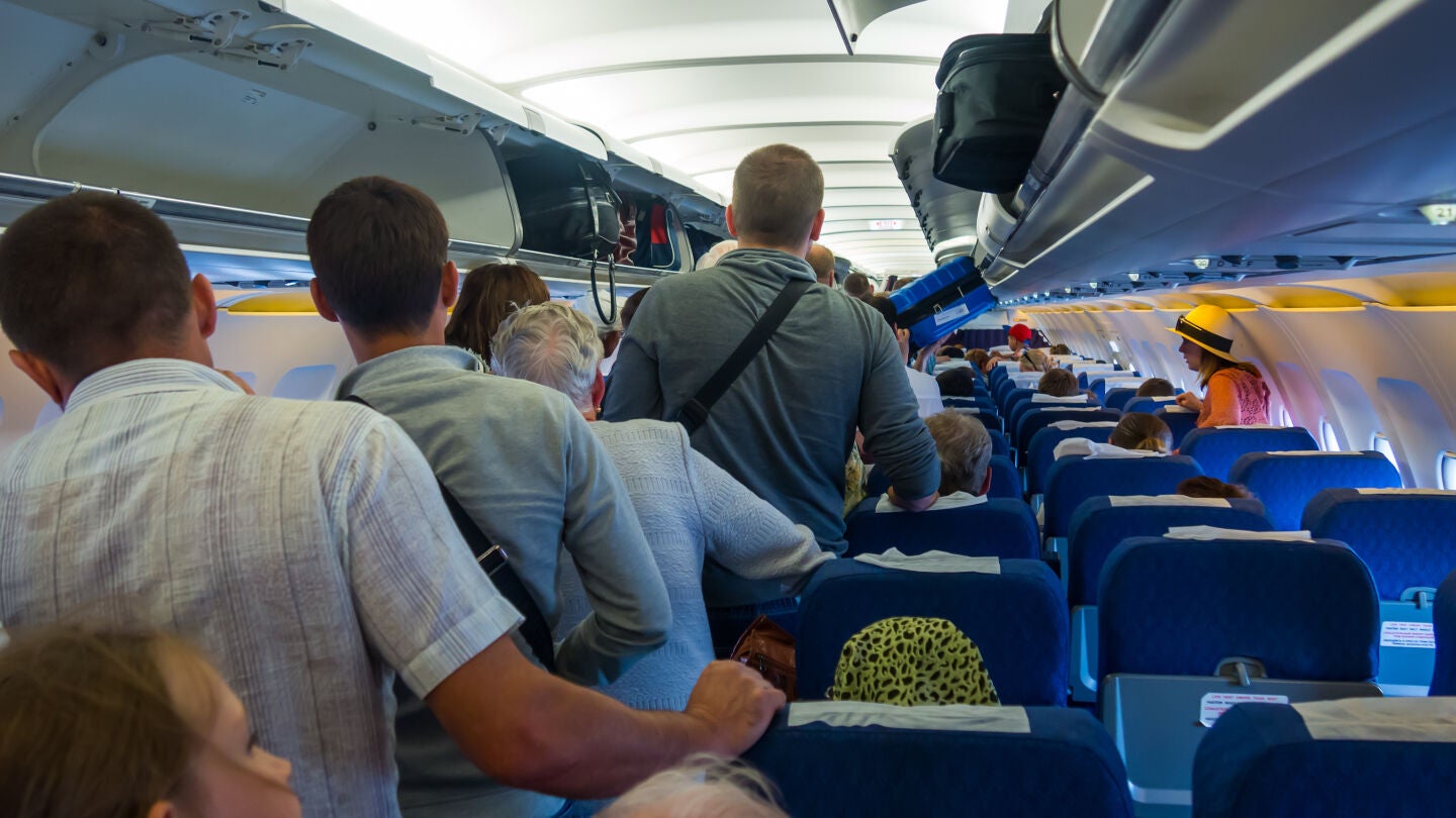 Avi&oacute;n lleno de pasajeros