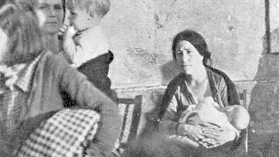 Una mujer amamanta a su bebé en La Desbandá Una mujer amamanta a su bebé en La Desbandá