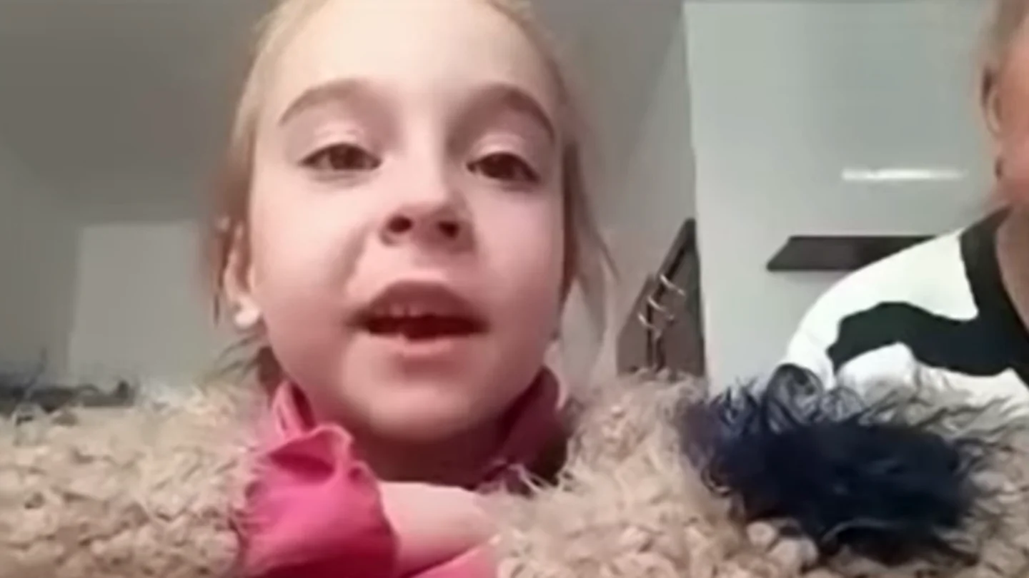 La niña ucraniana que emocionó a las redes cantando 'Let it go' de Frozen en un búnker está a salvo en Polonia Con su abuela