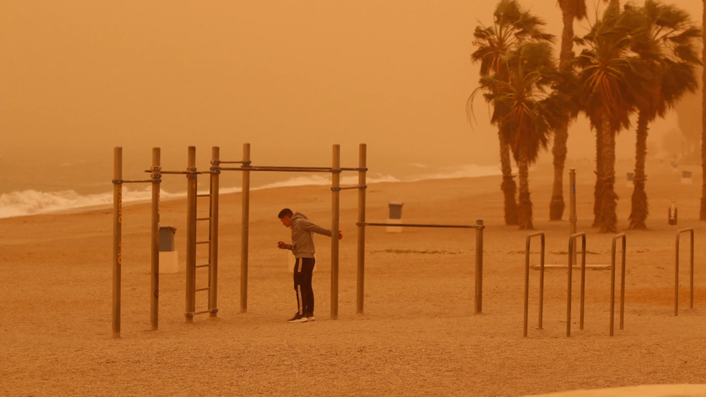Episodio de calima y lluvia de barro en España en 2022 Un hombre hace deporte en la playa de Roquetas
