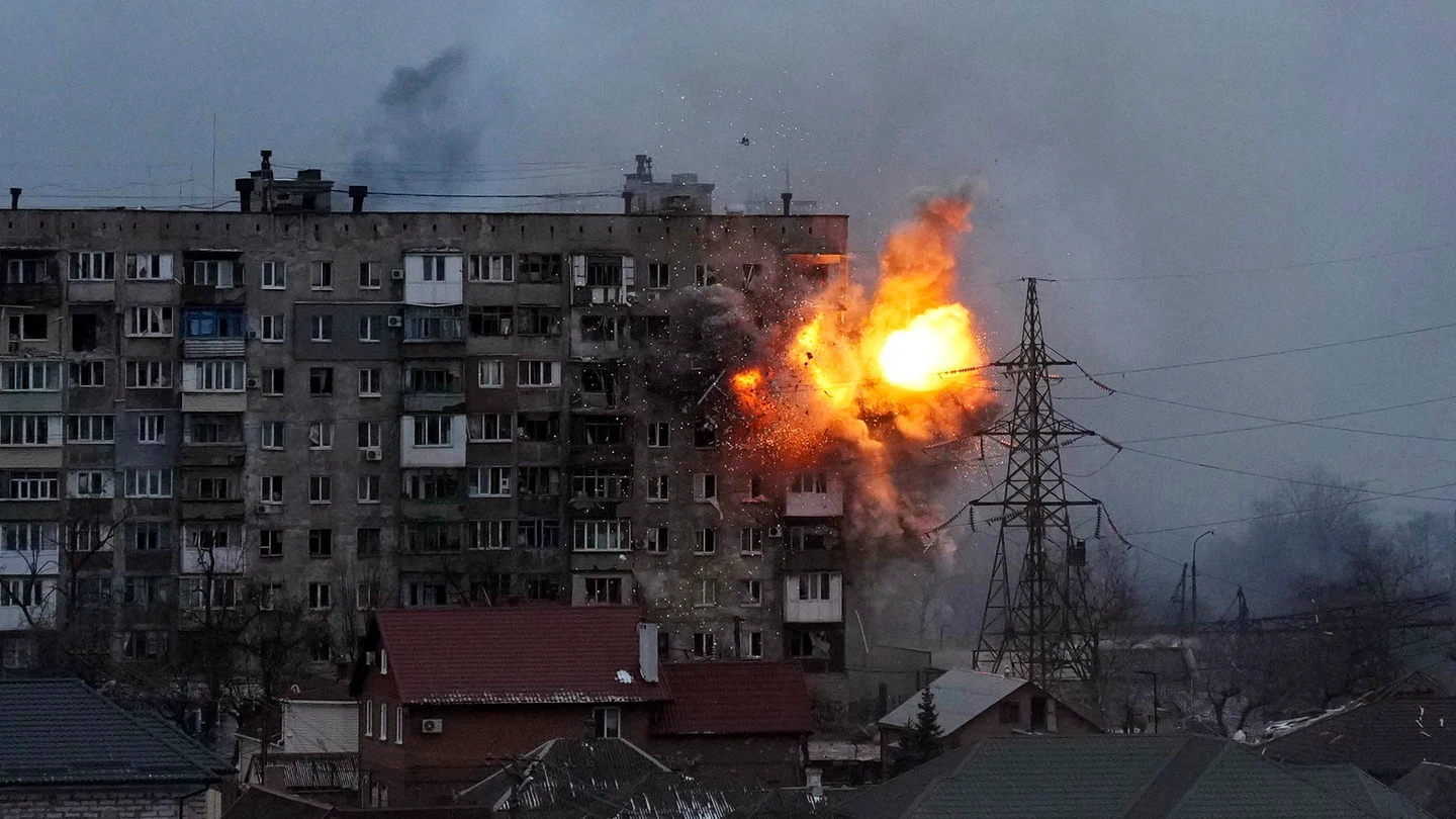 Explosión en un edificio de apartamentos tras el ataque de un tanque del ejército en Mariupol, Ucrania Explosión en un edificio de apartamentos tras el ataque de un tanque del ejército en Mariupol, Ucrania