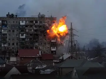 Explosión en un edificio de apartamentos tras el ataque de un tanque del ejército en Mariupol, Ucrania