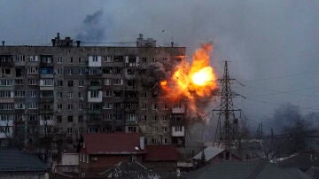 Explosión en un edificio de apartamentos tras el ataque de un tanque del ejército en Mariupol, Ucrania