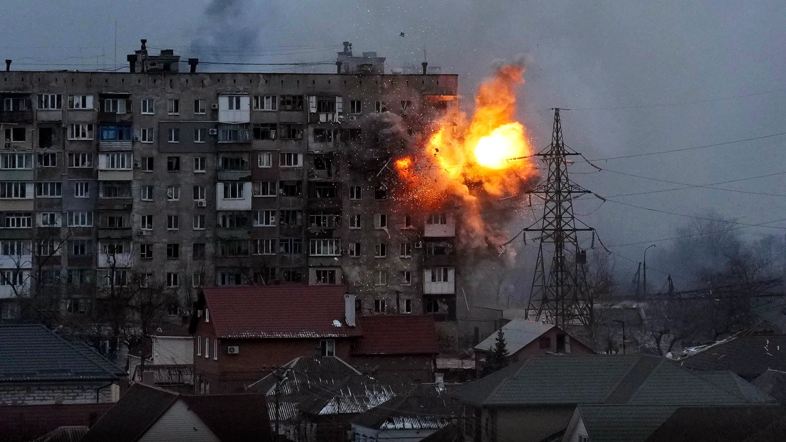 Explosión en un edificio de apartamentos tras el ataque de un tanque del ejército en Mariupol, Ucrania