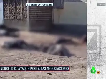 VÍDEO | Los cadáveres de diez personas que esperaban en una cola del pan yacen en el suelo tras un bombardeo ruso en Chernigov