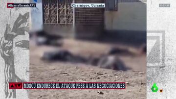 VÍDEO | Los cadáveres de diez personas que esperaban en una cola del pan yacen en el suelo tras un bombardeo ruso en Chernigov
