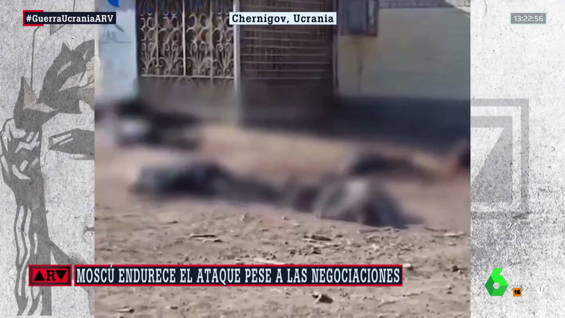 VÍDEO | Los cadáveres de diez personas que esperaban en una cola del pan yacen en el suelo tras un bombardeo ruso en Chernigov