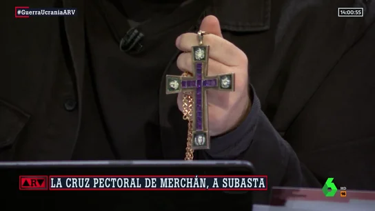 El padre Ángel subasta un valioso pectoral de oro para ayudar a los refugiados de la guerra en Ucrania El padre Ángel subasta un valioso pectoral de oro para ayudar a los refugiados de la guerra en Ucrania