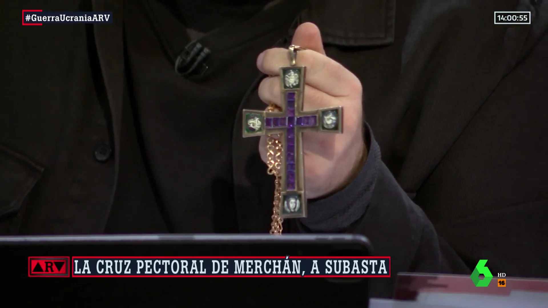 El padre Ángel subasta un valioso pectoral de oro para ayudar a los refugiados de la guerra en Ucrania