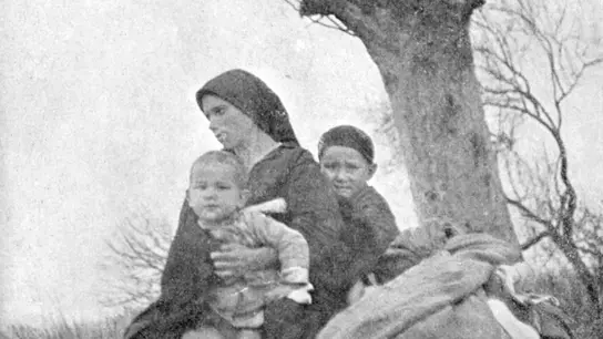 Una madre huye en burro con sus hijos en La Desbandá Una madre huye en burro con sus hijos en La Desbandá