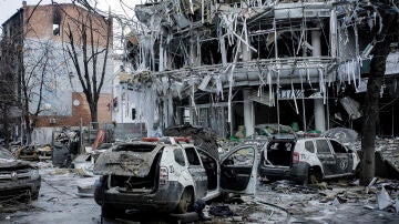 Vehículos y edificios dañados en el centro de la ciudad de Jarkóv, Ucrania