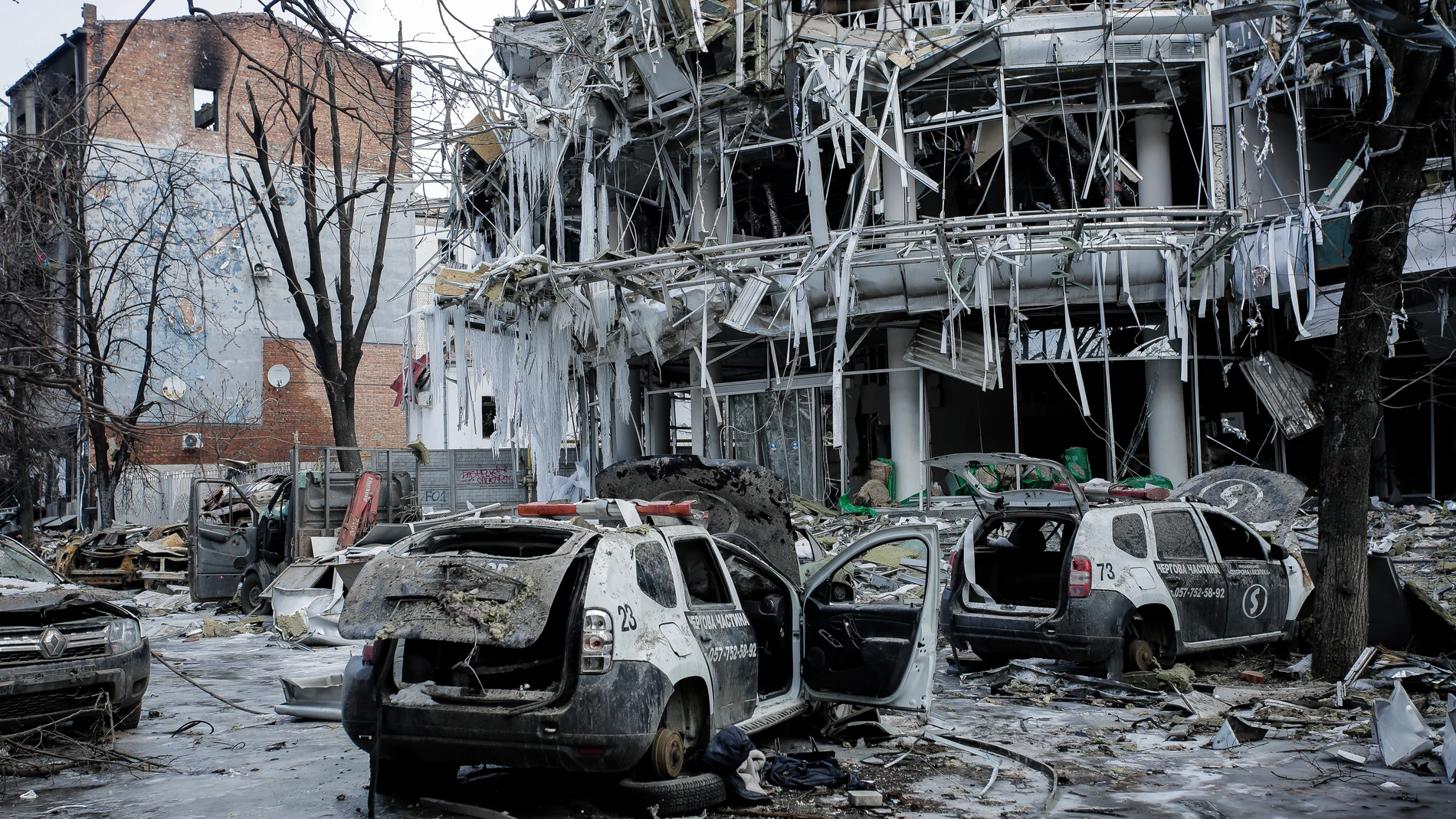 Vehículos y edificios dañados en el centro de la ciudad de Jarkóv, Ucrania