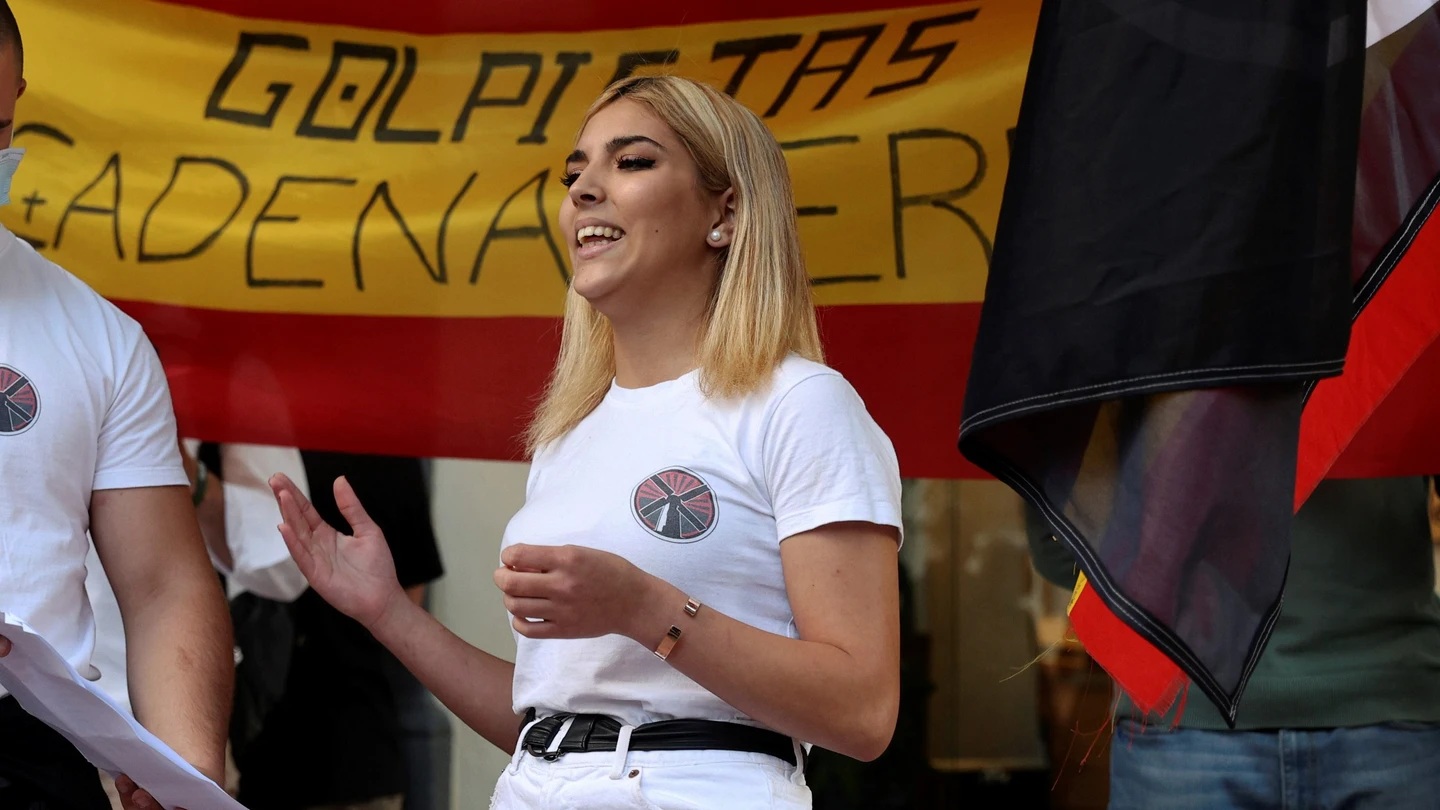 Detienen a una Ultraderechista española al entrar a Alemania con una bandera nazi Detienen a una Ultraderechista española al entrar a Alemania con una bandera nazi