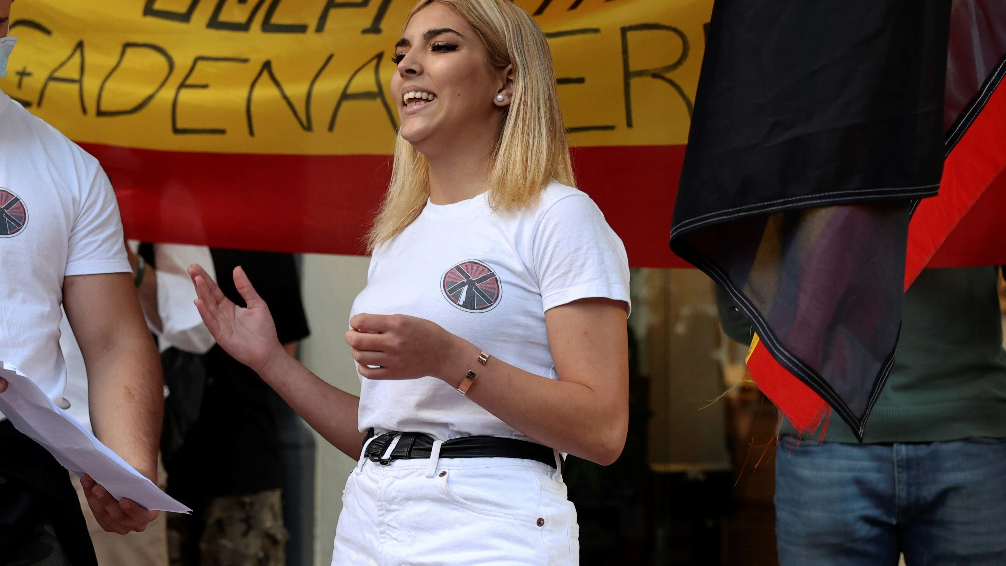 Detienen a una Ultraderechista española al entrar a Alemania con una bandera nazi