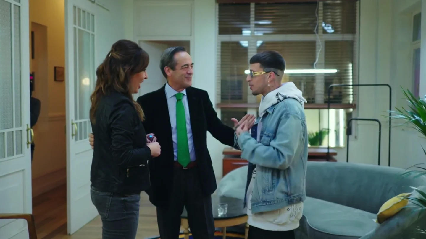 El 'encuentro inesperado' de Maikel Delacalle con José Bono: "Si me llegan a decir que él viene tan guapo vengo yo con otro tipo de look" El 'encuentro inesperado' de Maikel Delacalle con José Bono: "Si me llegan a decir que él viene tan guapo vengo yo con otro tipo de look"