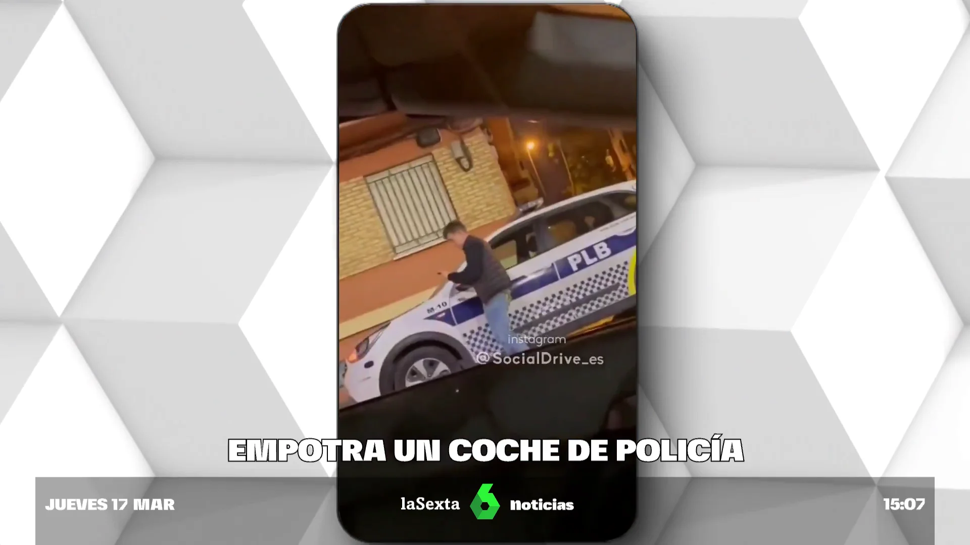 Un joven de 17 años estrella un coche de la Policía tras subirse ebrio para hacerse 'selfies' en Burjassot