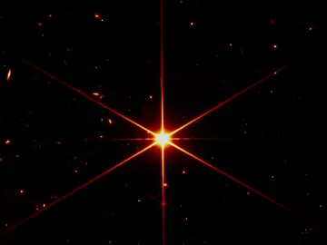 El telescopio James Webb capta una estrella nítida por primera vez El telescopio James Webb capta una estrella nítida por primera vez