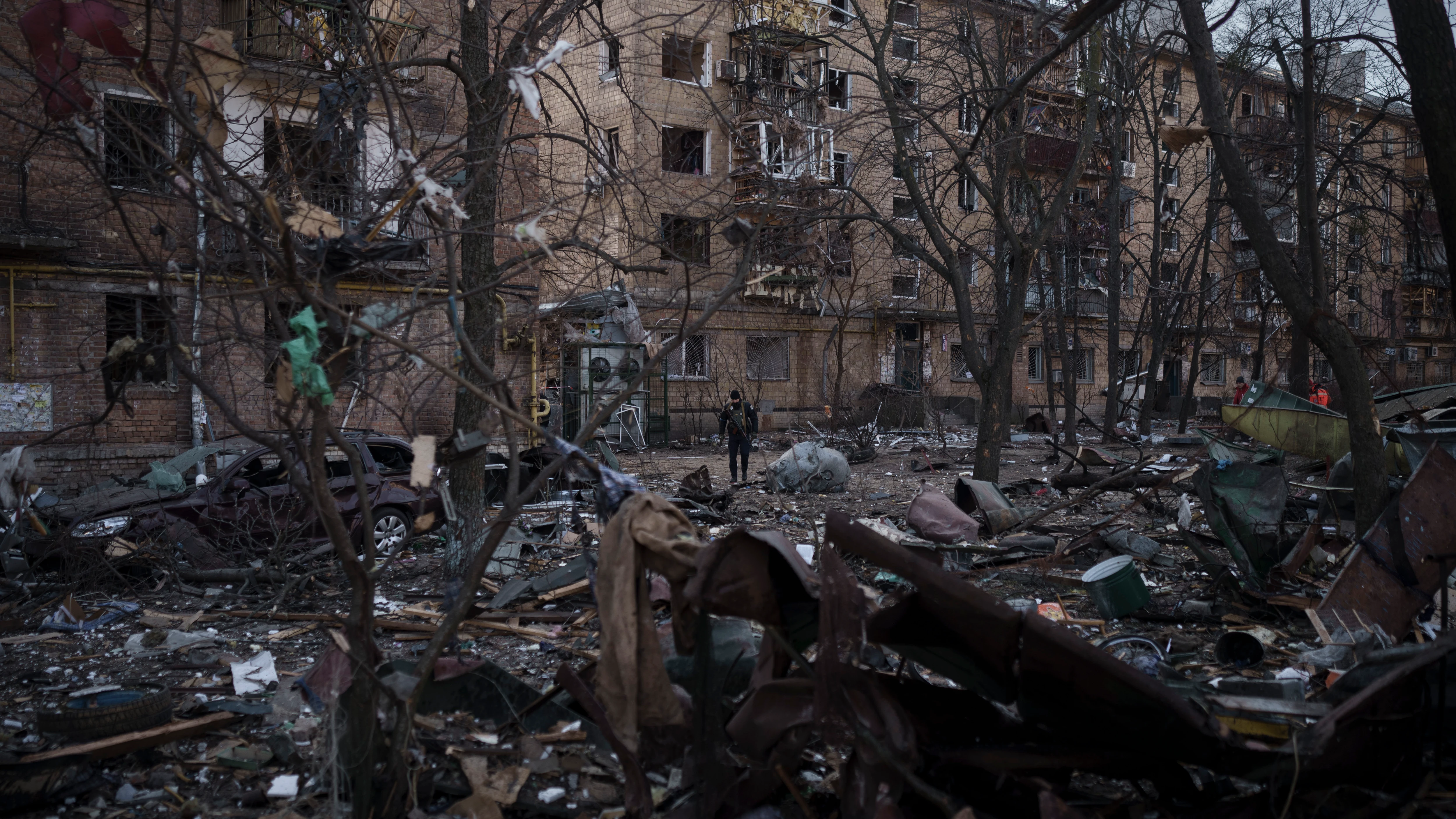 Un oficial de policía camina en el lugar de un bombardeo que dañó edificios residenciales en Kiev, Ucrania. 