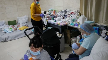 Tres enfermeras cuidan y alimentan a los 17 bebés nacidos por gestación subrogada refugiados en Kiev