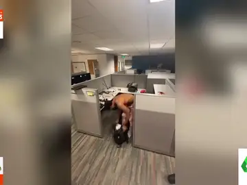 Trabajador se muda a su oficina