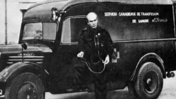 Norman Bethune junto a su furgoneta-ambulancia