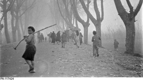 Niños y mujeres en un tramo de 'La Desbandá Niños y mujeres en un tramo de 'La Desbandá