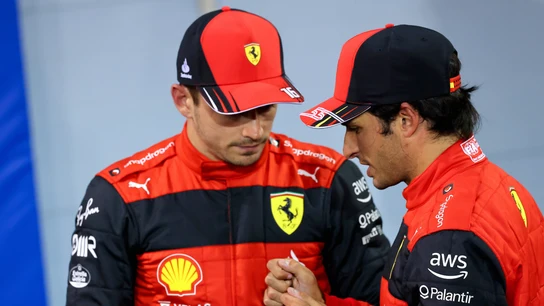 Leclerc charla con Sainz Leclerc charla con Sainz