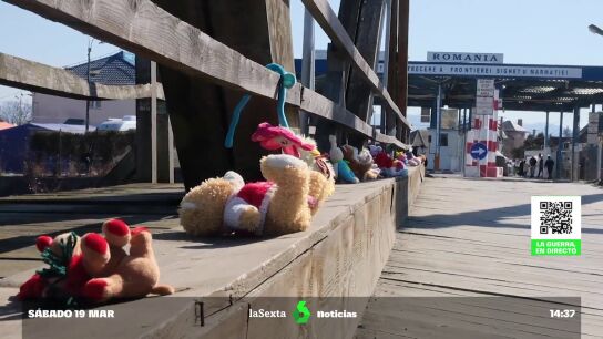 El puente de los juguetes: voluntarios llenan de peluches un paso fronterizo entre Ruman&iacute;a y Ucrania para los ni&ntilde;os refugiados