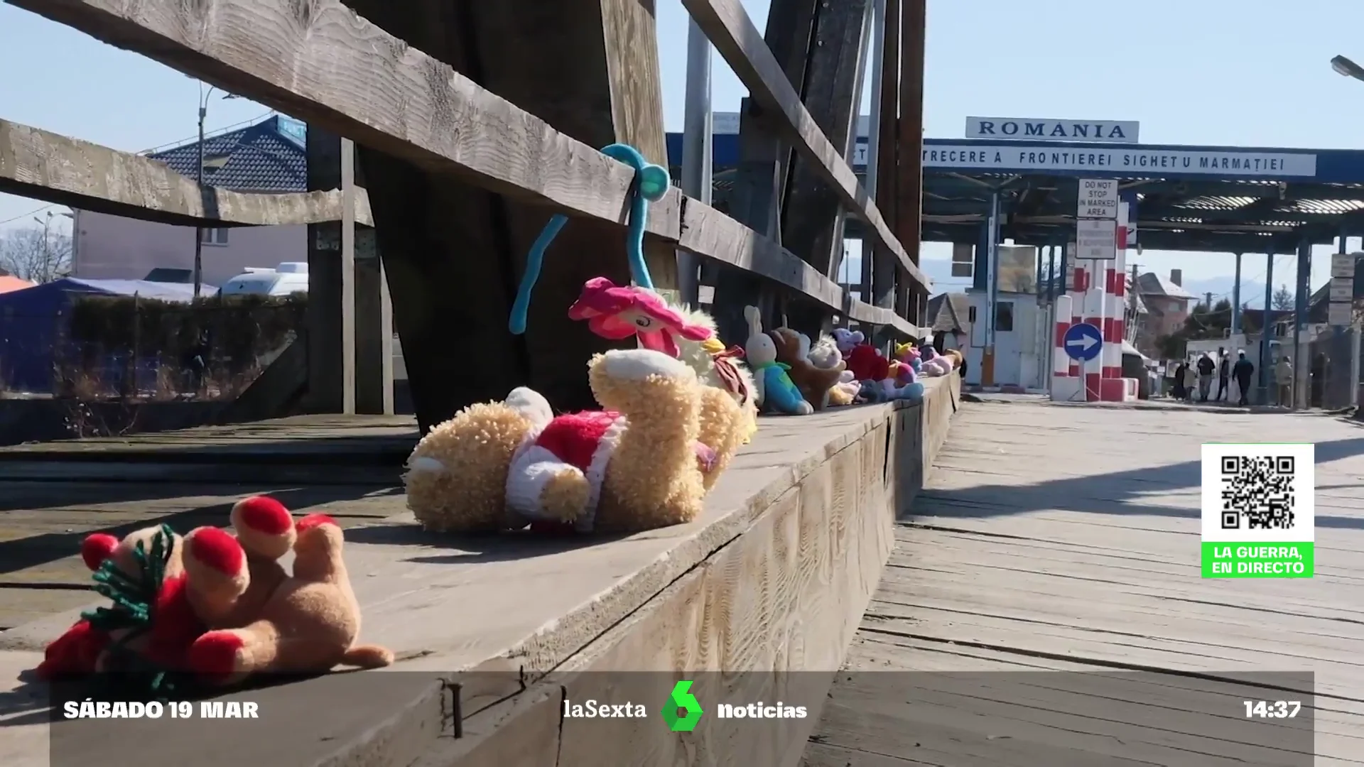 El puente de los juguetes: voluntarios llenan de peluches un paso fronterizo entre Rumanía y Ucrania para los niños refugiados El puente de los juguetes: voluntarios llenan de peluches un paso fronterizo entre Rumanía y Ucrania para los niños refugiados
