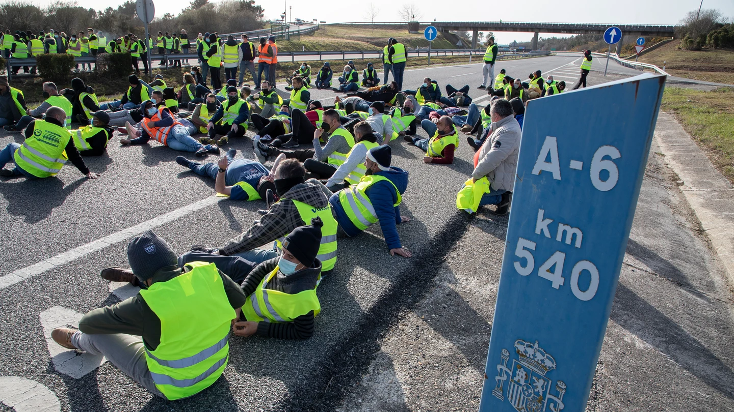 Decenas de transportistas en la Autovía del Noroeste -A-6- en ambos sentidos de la circulación a la altura del municipio de O Corgo Decenas de transportistas en la Autovía del Noroeste -A-6- en ambos sentidos de la circulación a la altura del municipio de O Corgo