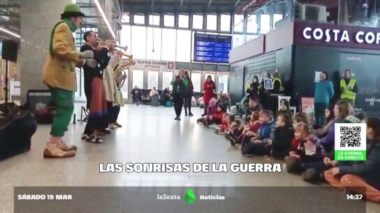 Las sonrisas de la guerra: cinco payasos sin fronteras animan a ni&ntilde;os ucranianos refugiados en Polonia