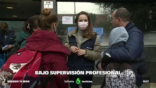 Una mujer atiende a refugiados Una mujer atiende a refugiados