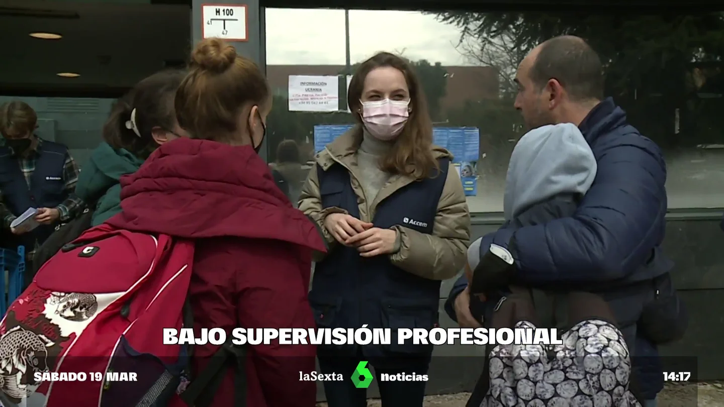 Una mujer atiende a refugiados Una mujer atiende a refugiados