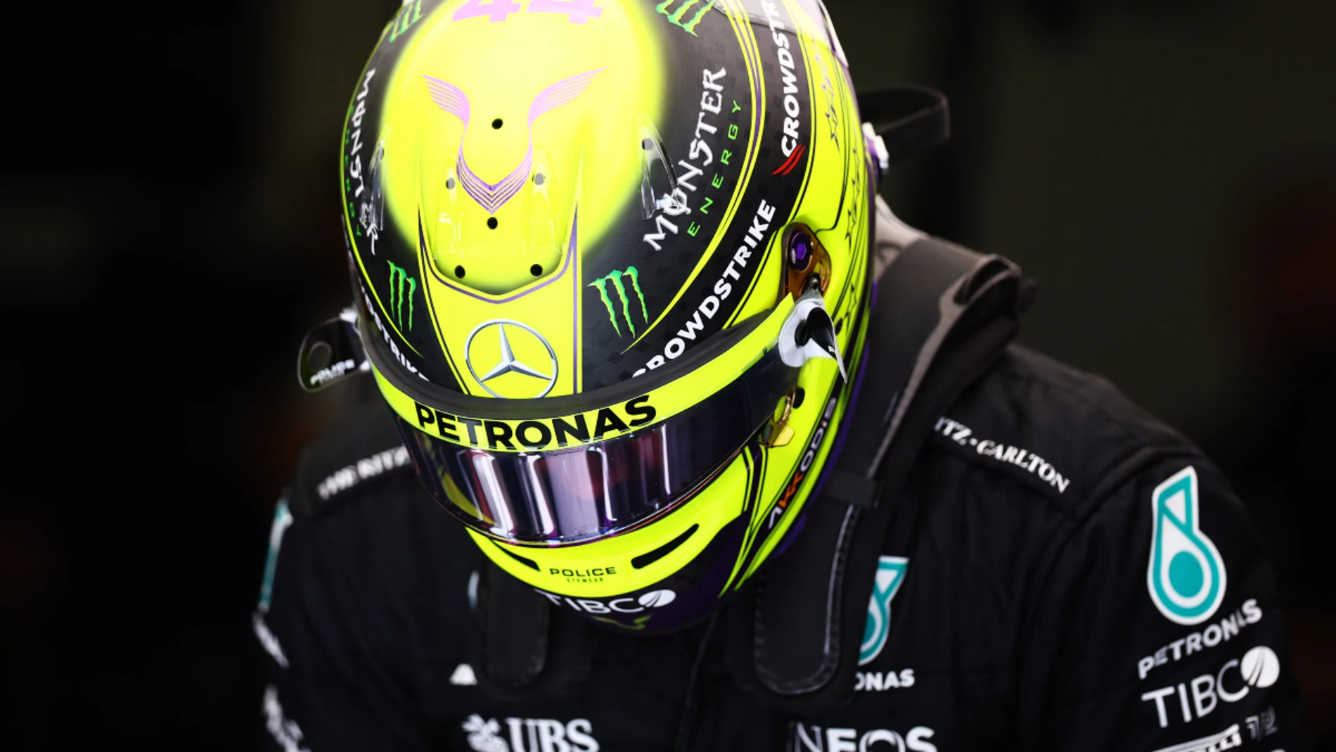 Lewis Hamilton, cabizbajo tras su casco
