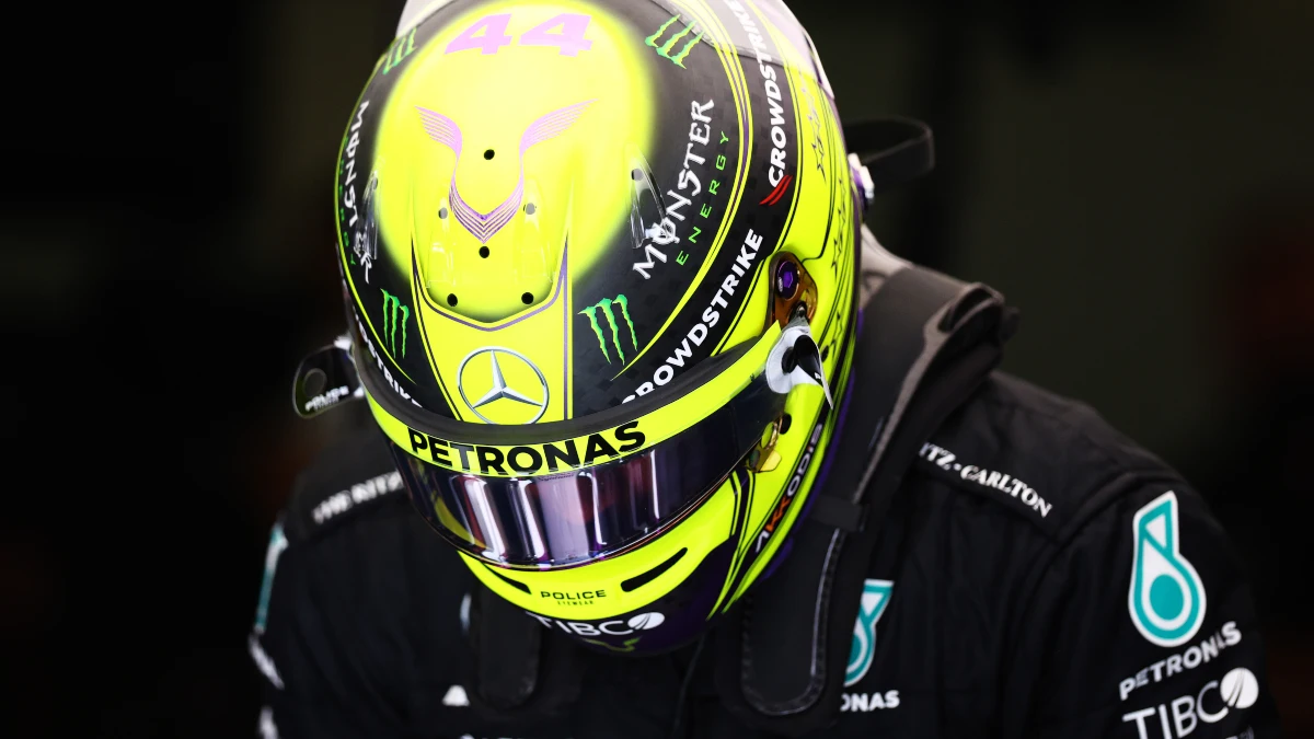 Lewis Hamilton, cabizbajo tras su casco