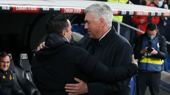 Ancelotti saluda a Xavi Hernández Ancelotti saluda a Xavi Hernández