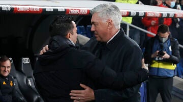 Ancelotti saluda a Xavi Hernández
