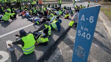 Participantes en el paro del transporte cortan la A-6.