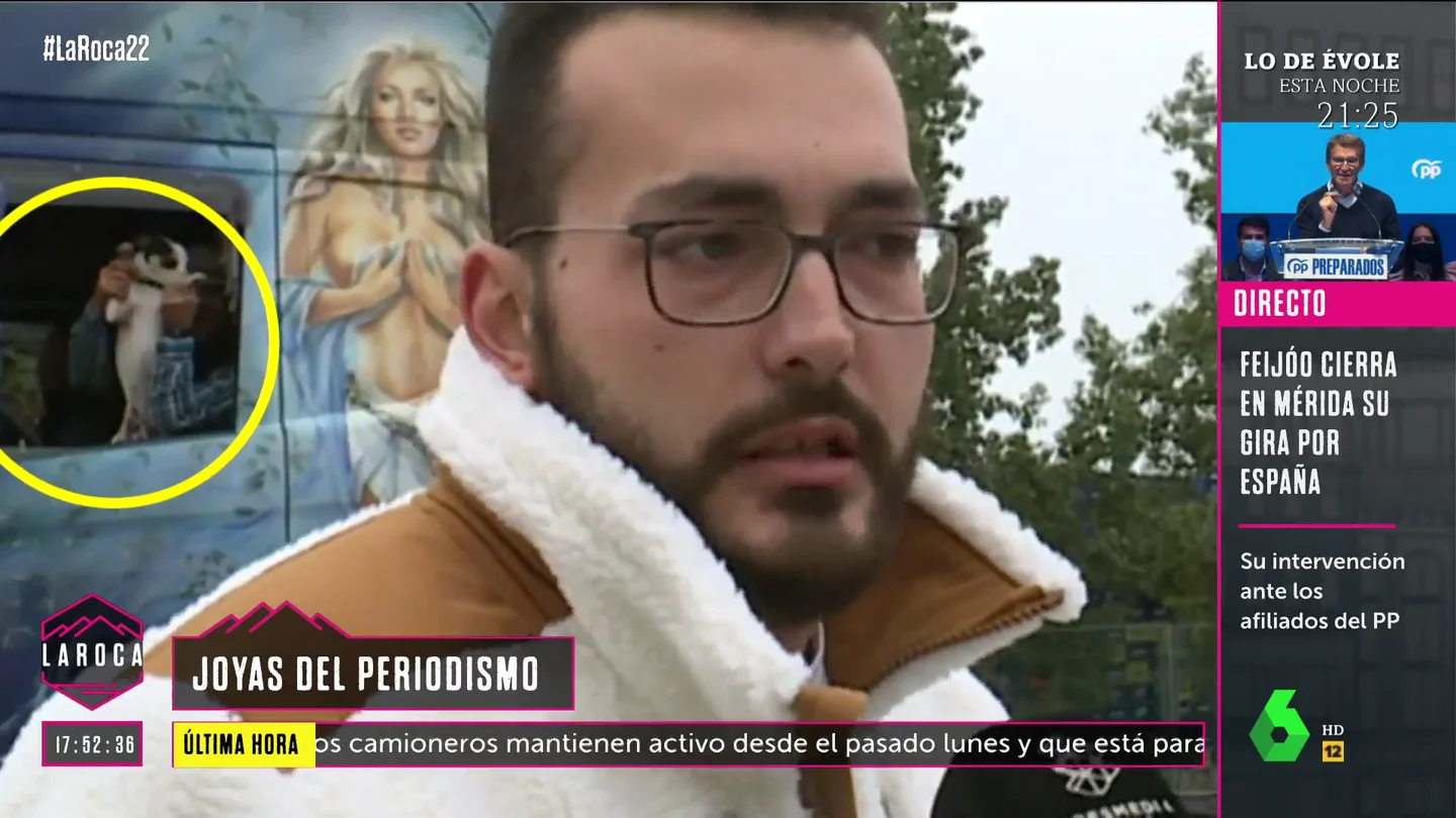 Un perro se cuela en un directo sobre el paro de transportistas Un perro se cuela en un directo sobre el paro de transportistas