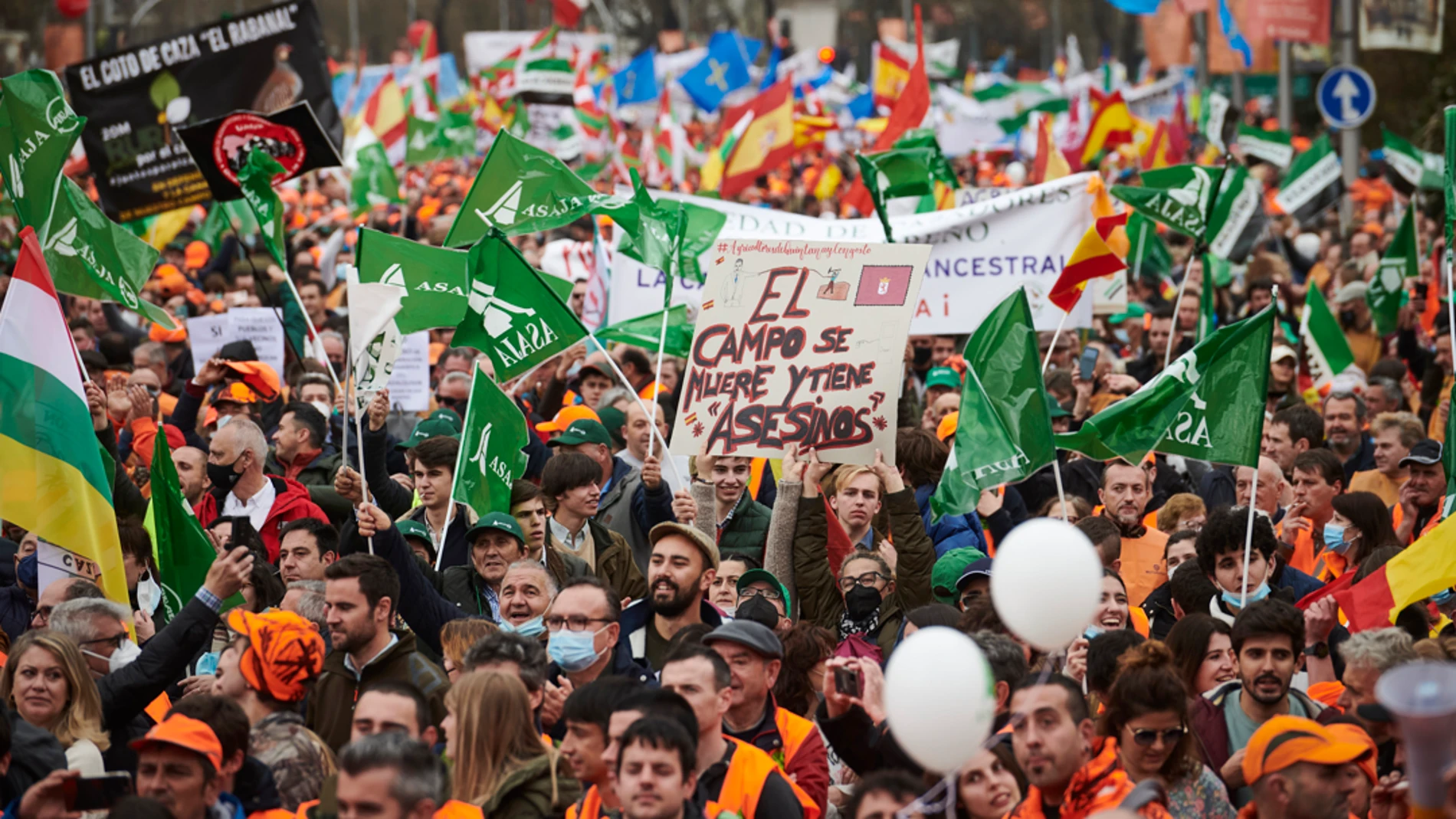 Multitudinaria manifestación del mundo rural en Madrid: exigen soluciones al alza del precio del combustible, los fertilizantes y los cereales