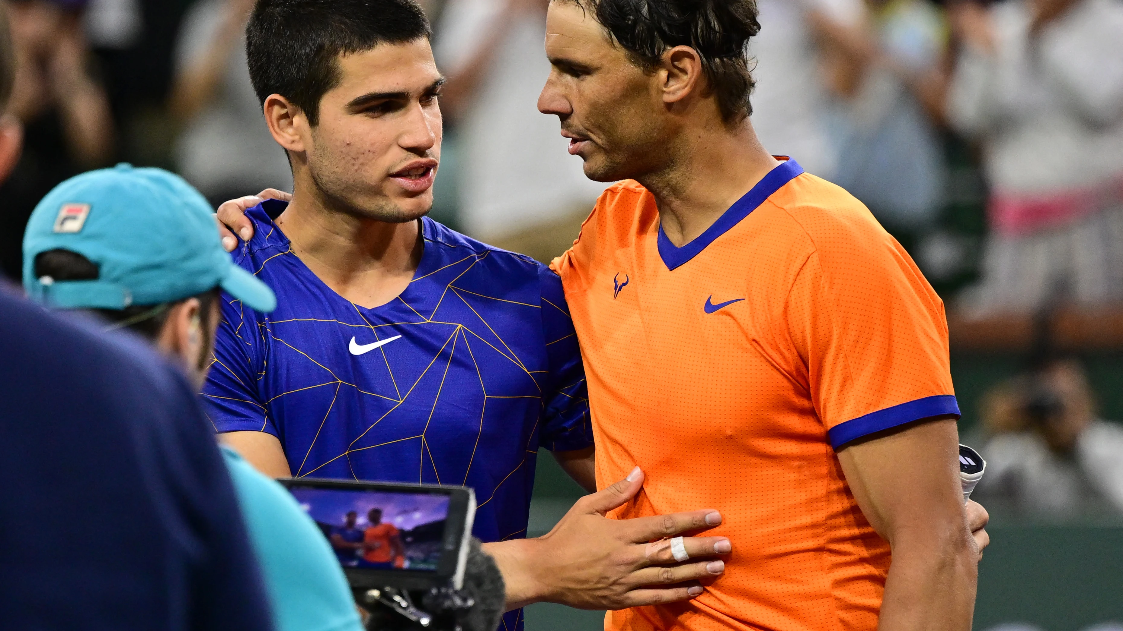 Carlos Alcaraz y Rafa Nadal se saludan tras su partido en Indian Wells