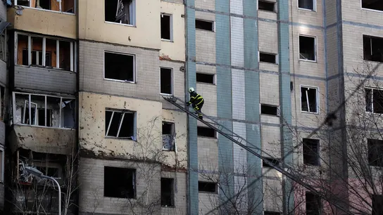 Bomberos y equipos de seguridad ucranianos en la escena de un edificio alcanzado por misiles rusos en Kyiv (Kiev) Bomberos y equipos de seguridad ucranianos en la escena de un edificio alcanzado por misiles rusos en Kyiv (Kiev)